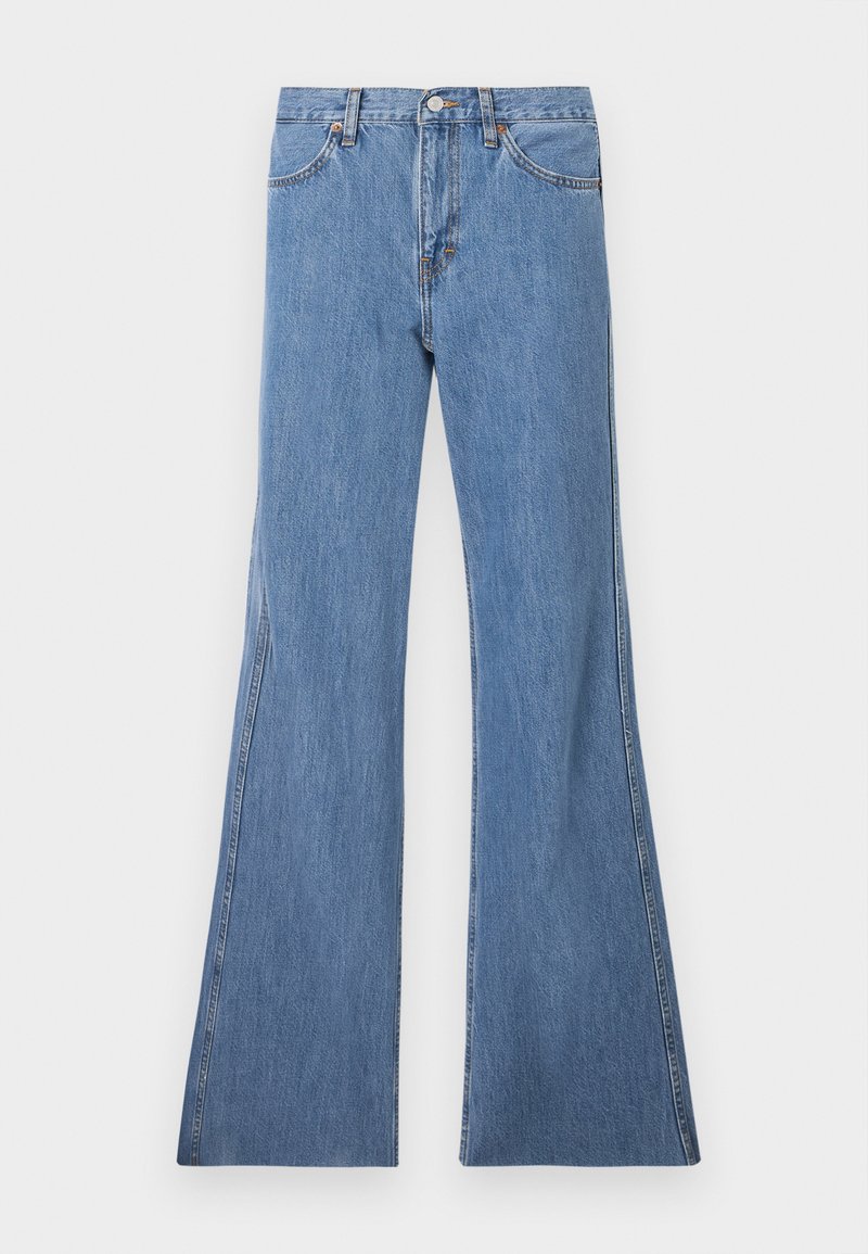 Hellblaue, ausgestellt geschnittene Jeans mit hoher Taille, die ein klassisches Fünf-Taschen-Design und Kontrastnähte entlang der Nähte aufweisen.