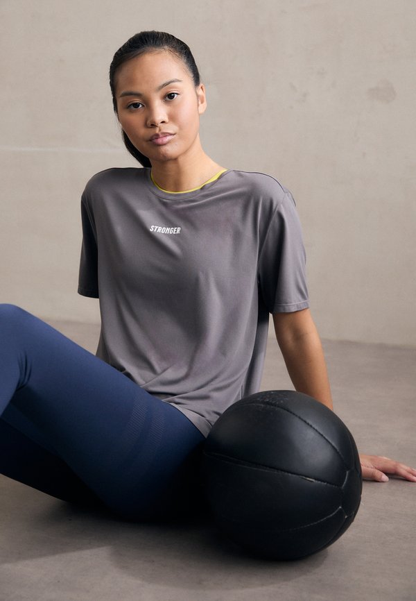 RELAXED TEE - Sports T-shirt - volcanic glass