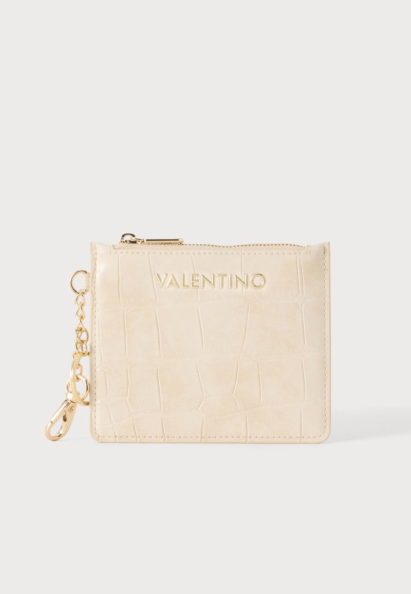 Πορτοφόλι Valentino σε κρεμ απόχρωση με ανάγλυφο μοτίβο κροκόδειλου, χρυστό φερμουάρ και χρυσό κούμπωμα αλυσίδας σε λευκό φόντο.
