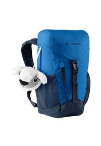 Blauwe rugzak met een gladde buitenkant, voorzien van mesh zijzakken, een klein grijs-wit pluizig schaapje eraan bevestigd en een ritsvak aan de voorkant.