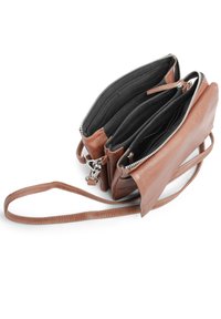 Sac bandoulière en cuir marron avec une longue sangle, comportant plusieurs compartiments zippés et un revêtement en tissu noir. Accents en matériel métallique inclus.