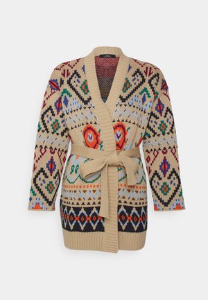 Pletený kardigan s páskem, s béžovým základem a vícebarevnými geometrickými a květinovými vzory v červené, modré, zelené, černé a oranžové barvě.