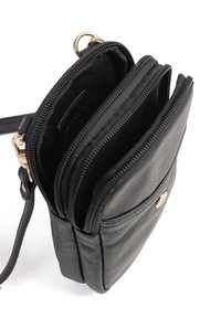 Borsa in pelle nera con due scomparti, finitura testurizzata, dettagli in oro e tracolla. Presenta una chiusura con zip.