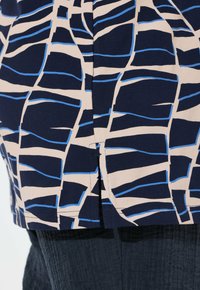 Ulla Popken GEOMETRIC WAVE TEE - T-shirt con stampa - marine