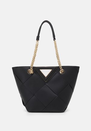 Sac à main en cuir noir tressé avec des anses en chaîne dorée et un détail triangulaire avec un accent doré sur fond blanc uni.