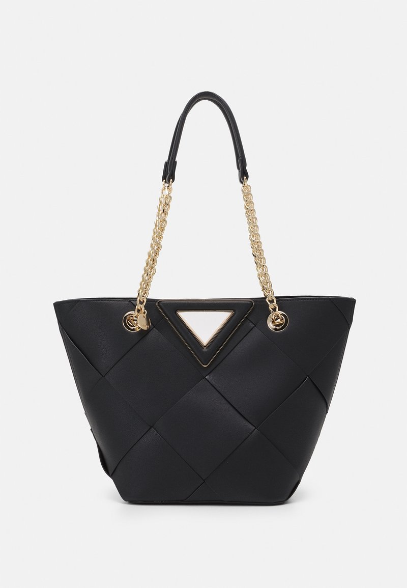 Sac à main en cuir noir tressé avec des anses en chaîne dorée et un détail triangulaire avec un accent doré sur fond blanc uni.