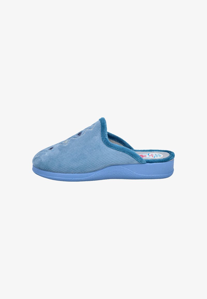 Zapatilla de interior azul claro sin cordones, con una parte superior de tejido suave, suela acolchada y un diseño bordado sutil en la parte superior.