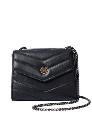 Borsa a tracolla in pelle nera con motivo a zig-zag, hardware in oro con logo, e una tracolla a catena. Design compatto con chiusura a pattina.