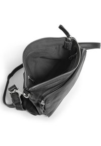 Sac en cuir noir à bandoulière avec une ouverture zippée, texture lisse, poche intérieure et bandoulière amovible.