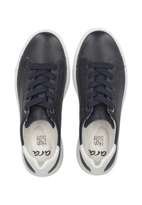 Sneakers in pelle color navy con tomaia testurizzata, suole in gomma bianca e lacci rotondi. L'interno presenta una finitura morbida con il marchio "High Soft".