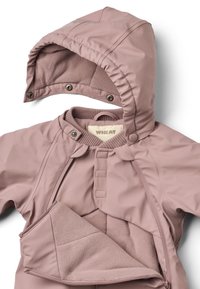 Rožinė neperšlampama striukė su minkštu fliso pamušalu, reguliuojamu gobtuvu ir spaustukų užsegimais. Yra elastingos rankogaliai ir šoninė kišenė su užtrauktuku.