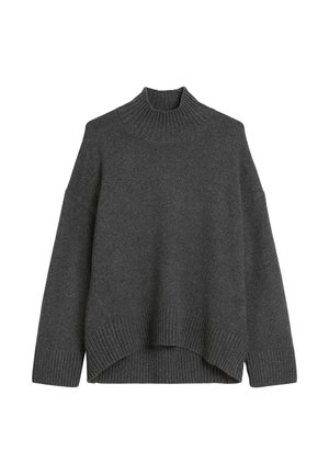 Tumši pelēks adīts džemperis ar augstu ribotu apkakli, garām piedurknēm un ribotām aprocēm un apakšmalu, piedāvājot nedaudz garāku aizmugurējo apakšmalu.