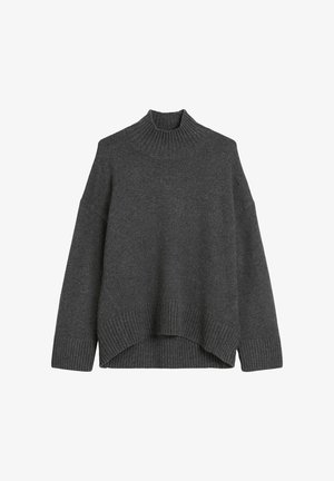 Tamno siva pletena dukserica s visokim rebrastim ovratnikom, dugim rukavima i rebrastim manžetama i rubom, s malo dužim stražnjim rubom.