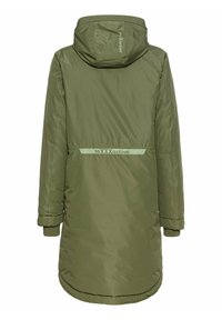 Olijfgroene gewatteerde parka met een capuchon, voorzien van een logo accent en een contrasterende tekstband dicht bij de taille. Glad, waterafstotend stof.