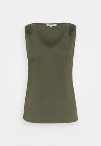 Top sin mangas verde oliva con escote en V, que presenta detalles decorativos en los hombros y una tela suave, ligeramente texturada.