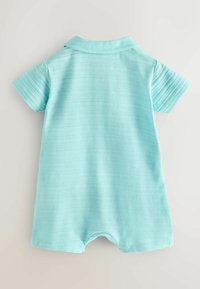 Jasnoniebieski, krótki rękaw, niemowlęcy kombinezon z kołnierzykiem i teksturowanym wzorem poziomych pasków, pokazany od tyłu na jednolitym tle.