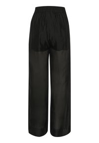 Pantalons larges noirs transparents avec une taille élastique, présentant une texture lisse et une silhouette ample et fluide.