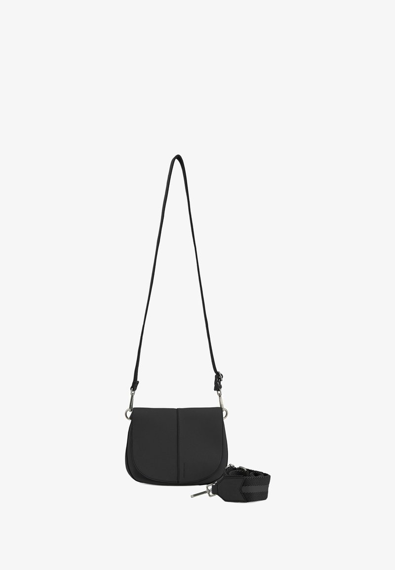 Borsa a tracolla nera realizzata in materiale liscio con forma arrotondata, dotata di una tracolla rimovibile e elementi di design minimalisti.