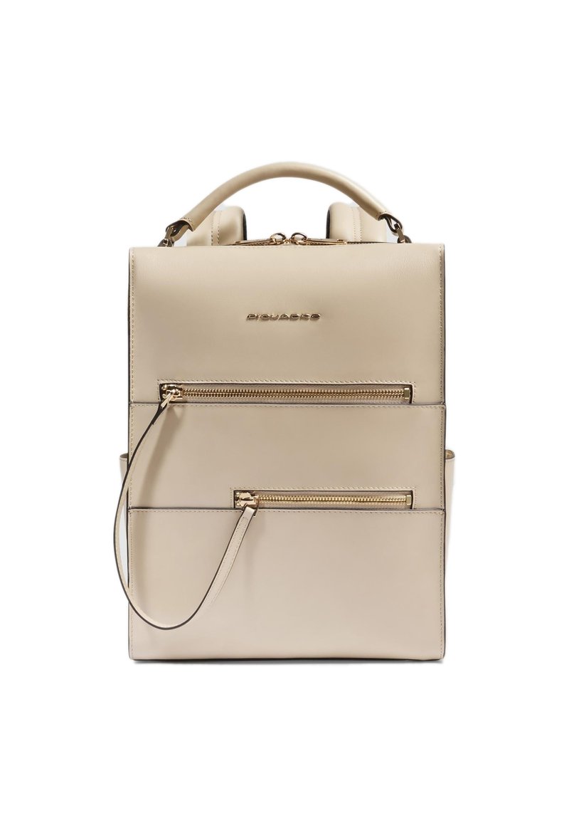 Zaino in pelle beige con accessori dorati, dotato di manico superiore, spallacci regolabili e due tasche frontali con zip. Texture liscia.