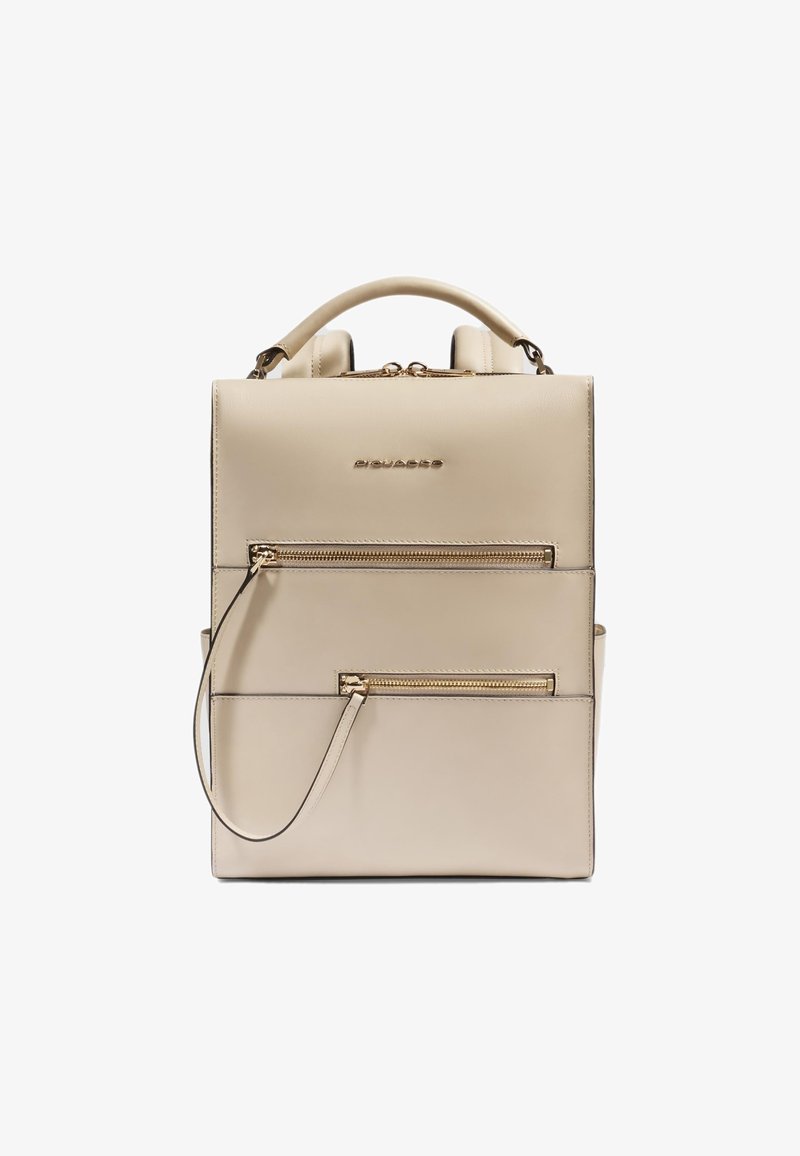 Zaino in pelle beige con accessori dorati, dotato di manico superiore, spallacci regolabili e due tasche frontali con zip. Texture liscia.