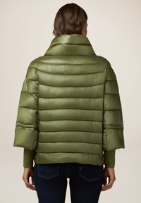 Olivenfarbene Pufferjacke mit hohem Kragen, horizontalen Steppungen und ärmellangen Ärmeln, aus glänzendem, leichtem Material gefertigt.