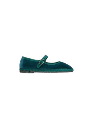 Zapato plano de terciopelo verde oscuro con una correa con hebilla redonda de metal y una suela negra texturizada, aislado sobre fondo blanco.