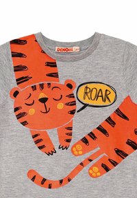 Szara koszulka z zabawną pomarańczową grafiką tygrysa i czarnymi akcentami; zawiera dymek z napisem "GRRR". Wykonana z miękkiego materiału bawełnianego.