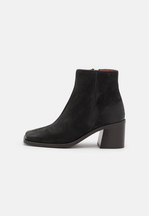 Kotníková obuv - black