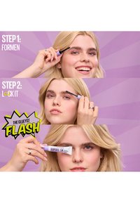 Femme blonde démontrant l'entretien des sourcils en trois étapes à l'aide d'une petite brosse et d'un produit étiqueté "Superlook" sur un fond violet.
