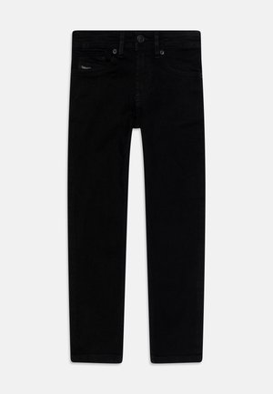 Zwarte slim-fit jeans met vijf zakken en riemlussen, plat gelegd tegen een lichte achtergrond.
