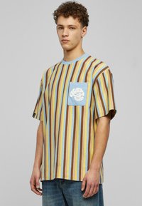 Karl Kani SIGNATURE OS STRIPED  - Marškinėliai su spaudiniu - lightblue lightyellow brown