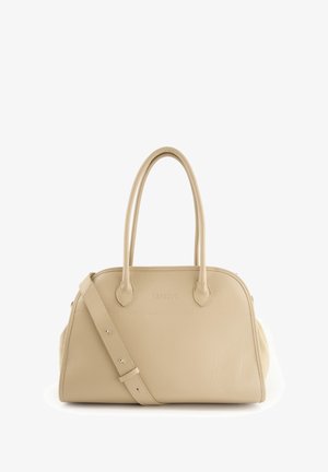 Beige læderhåndtaske med to rundede håndtag, en aftagelig skulderrem og et logo på forsiden. Glat tekstur og buet form.