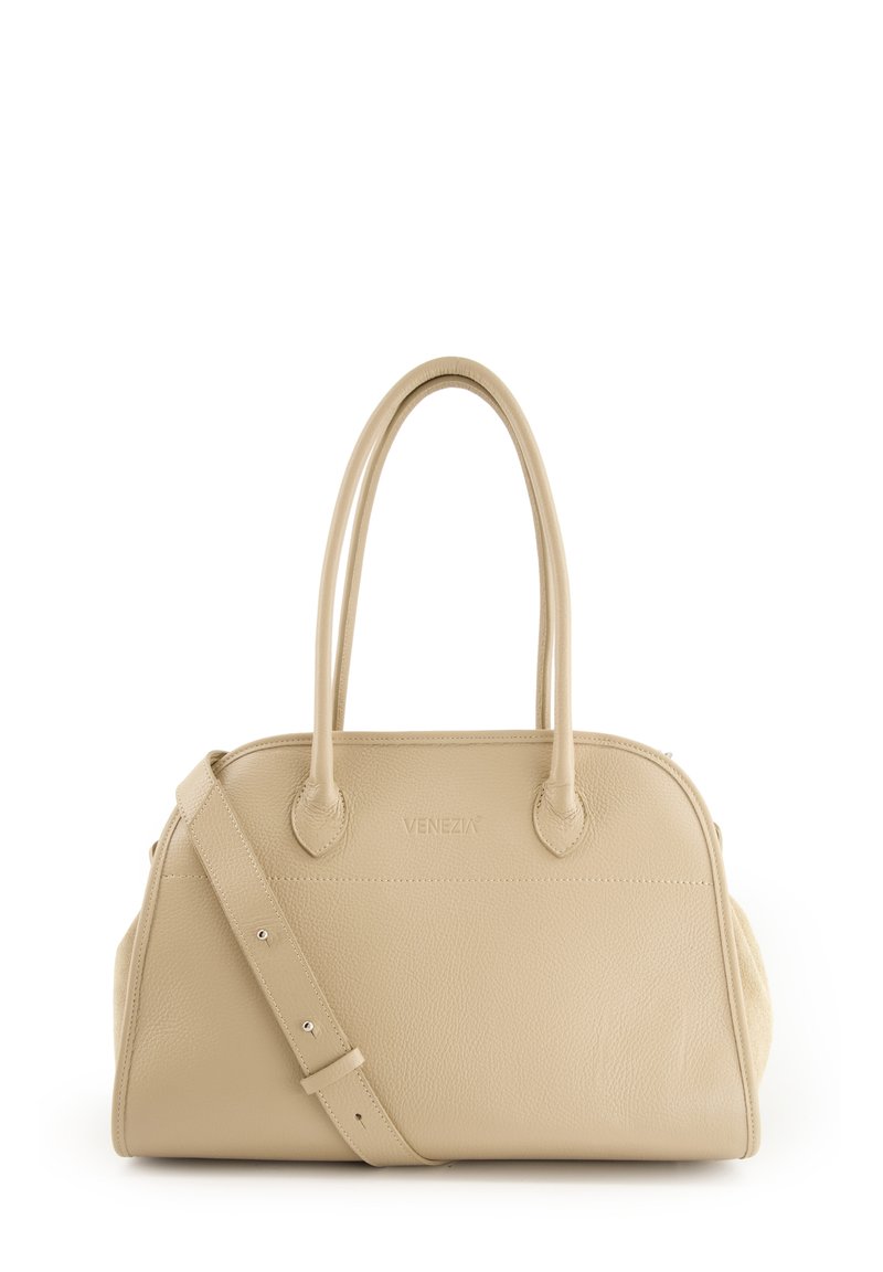 Beige Lederhandtasche mit zwei runden Griffen, einem abnehmbaren Schultergurt und einem Logo auf der Vorderseite. Glatte Textur und geschwungene Form.