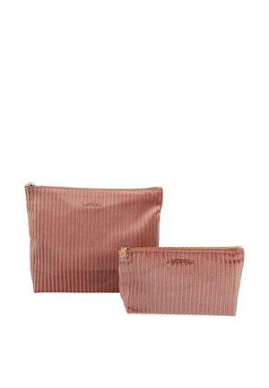 Set di due sacchetti in velluto rosa con texture a righe verticali, caratterizzati da cerniere in tono oro e logo "LATITUDE" in rilievo sulla parte anteriore.