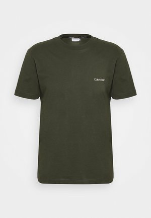 Oliwkowa bawełniana koszulka z okrągłym dekoltem i krótkimi rękawami. Posiada haftowane białe logo Calvin Klein na piersi.