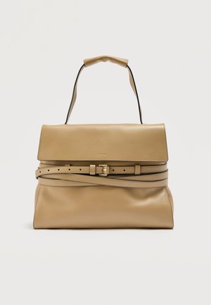 Bež kožna torba s preklopnim zatvaračem, dva tanka remena sa zlatnim kopčama omotana oko torbe i podstavljenom gornjom ručkom.