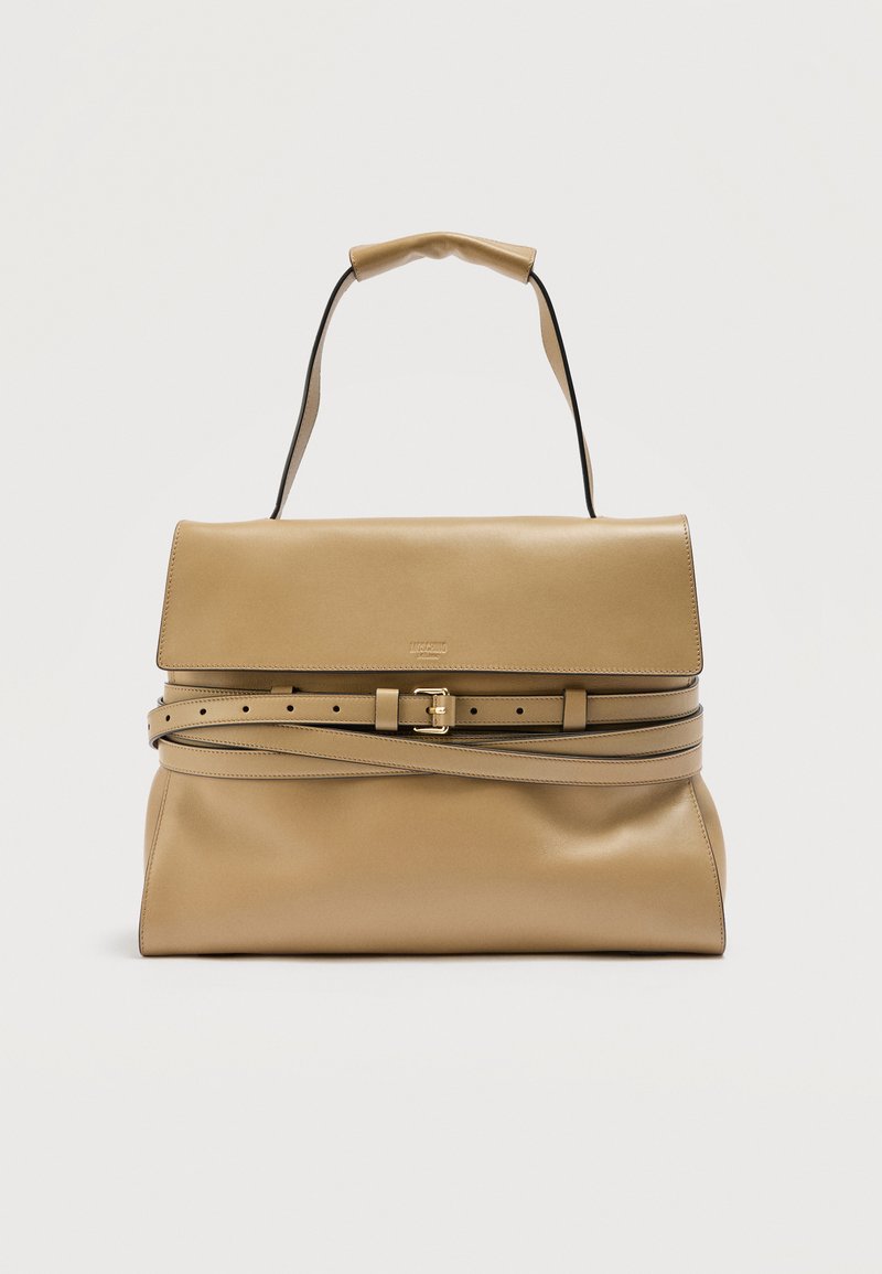 Sac à main en cuir beige avec fermeture à rabat, deux fines ceintures ornées de boucles dorées enroulées autour, et une poignée supérieure rembourrée.