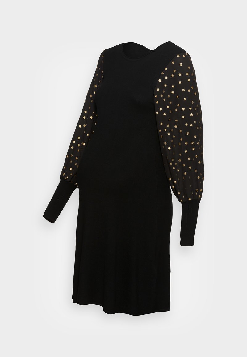 Robe noire avec de longues manches transparentes ornées de motifs dorés, encolure ronde, buste ajusté et jupe évasée. Texture de tissu lisse.