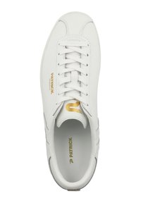 Zapatilla blanca con un exterior de cuero suave, punta redonda y cordones en tono similar. Logotipo dorado en el lateral con sutiles acentos grises cerca de la suela.