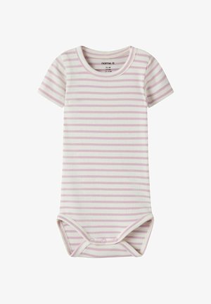 Kortærmet ribbet babybodysuit med hvide og lyserøde vandrette striber og tre trykknapper forneden.