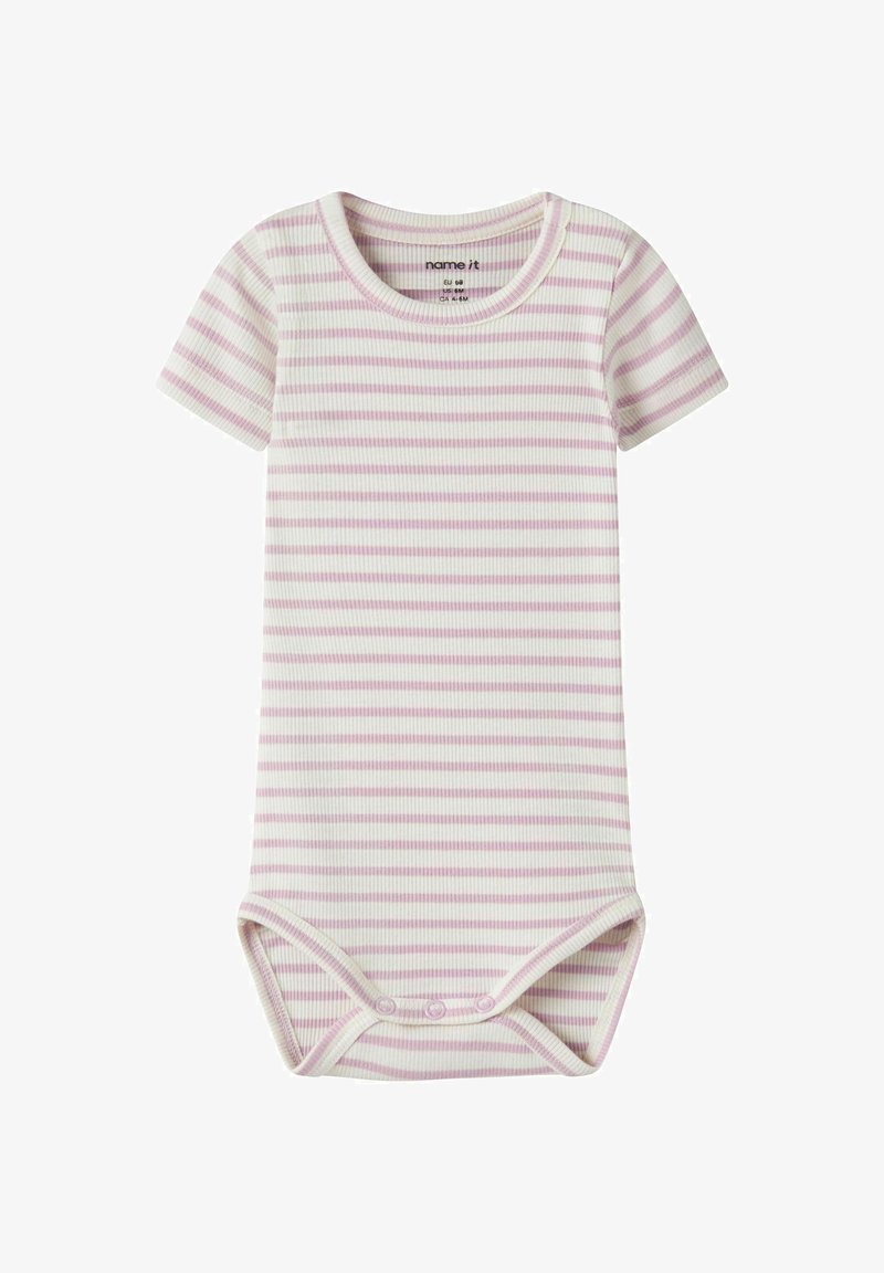 Body bébé à manches courtes côtelé avec des rayures horizontales blanches et rose clair et trois boutons-pression au bas.