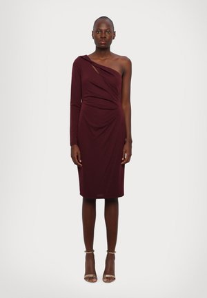 Burgundy-värinen, yksiolkaiminen mekko, jossa on roikkuva kangas, pitkä hiha ja polvipituinen leikkaus. Sileä tekstuuri, istuva siluetti ja minimaliset yksityiskohdat.