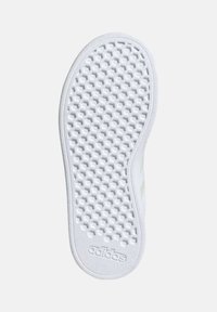 Vit sneaker-sula med hexagonalt mönster, med ett upphöjt logotypdetalj och släta, rundade kanter.