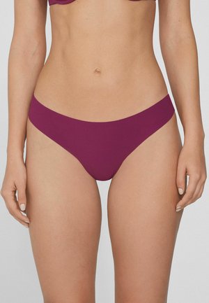 Burgunderfarbene Mikrofaser-Bikinihose mit niedrigem Schnitt und glatter Textur, entworfen für Komfort und minimale Abdeckung.