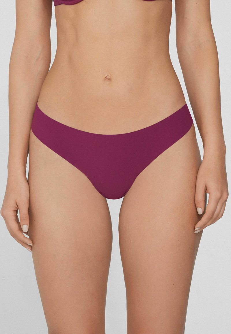Burgunderfarbene Mikrofaser-Bikinihose mit niedrigem Schnitt und glatter Textur, entworfen für Komfort und minimale Abdeckung.