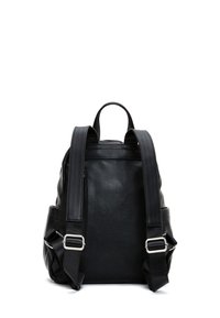 Sac à dos en cuir noir avec surface texturée, deux bretelles réglables, poignée supérieure ergonomique et accents en métal argenté.