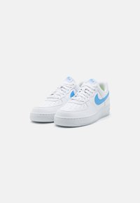 Nike Sportswear AIR FORCE 1 - Tenisice - white/university blue/white/volt/black