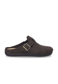 Pantofole slip-on in feltro marrone con punta arrotondata, dettaglio con fibbia laterale e suola in gomma nera. Texture morbida e interno imbottito.