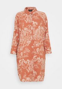 Sukienka koszulowa w kolorze rdzawej cegły z kołnierzykiem, z białym tropikalnym nadrukiem przedstawiającym palmy, budynki i ptaki. Luźny krój z długimi rękawami.