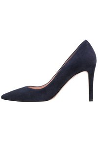 Marinblå mocka högklackad pumpsko med spetsig tå, smal stilettklack och slät inredning. Minimalistisk design utan synlig hårdvara.